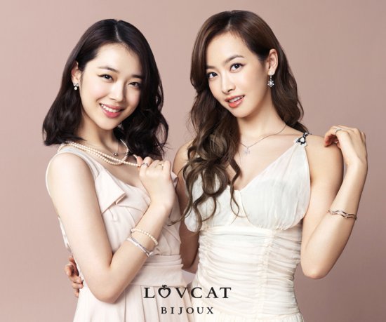f(x)宋茜雪莉展美貌对决+尽显淑女风范--时尚--人
