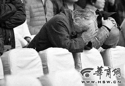 昨日，法庭宣判的过程中，被告的家属低头祈祷 本组图片由本报记者 张杰 摄