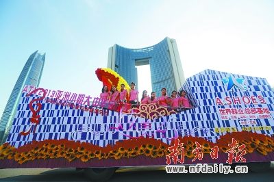 亚洲小姐乘花车游东莞