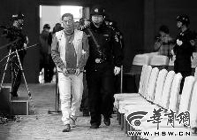 王伟等被告人被带上法庭 