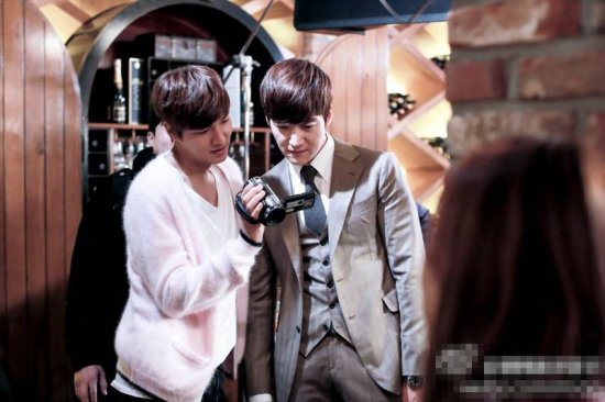 图揭《继承者们》花絮 李敏镐露肉主演裹棉被