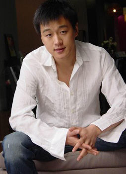 朱茵家暴黄贯中微博警告老父 盘点明星家暴往