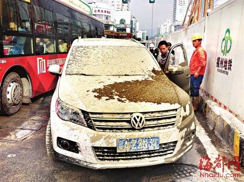 福州树兜地铁工地抽水胶管爆裂 泥浆激喷过路