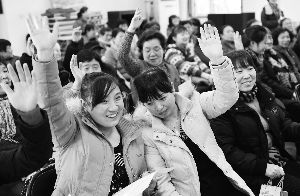 　昨日，“避免歧视、共同预防”预防艾滋病宣传日在前门街道举行。活动通过播放防艾纪录片、艾滋病知识问答等形式普及防艾知识。 晨报记者 李木易/摄