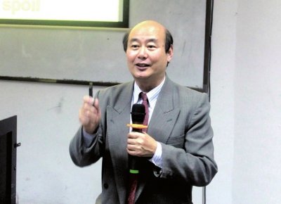 纪玉华在厦大讲课时的资料图。微博截图