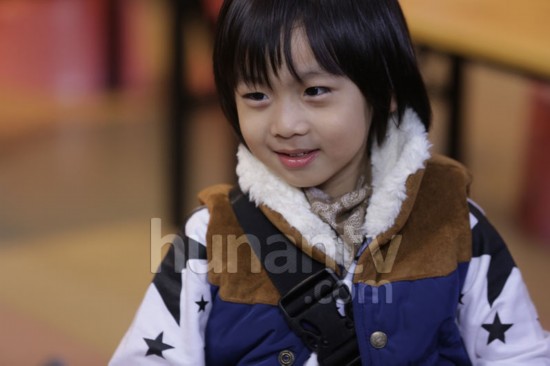 《爸爸去哪儿》萌娃海量高清图 王诗龄喂Kimi