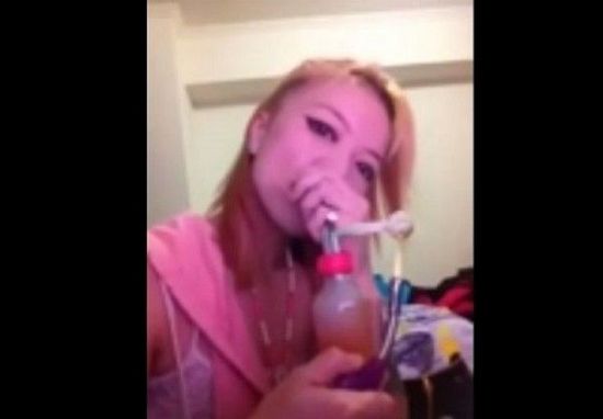 女子自拍吸毒影片及裸照上传 公布自家地址(图