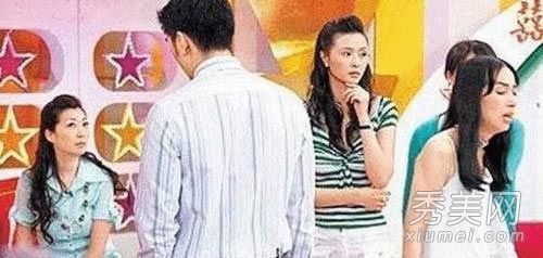 <em>女</em>主持不穿底裤露<em>私处</em>