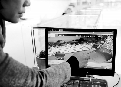 手机店遭遇做笼子行窃:一人抢手机引开店员一