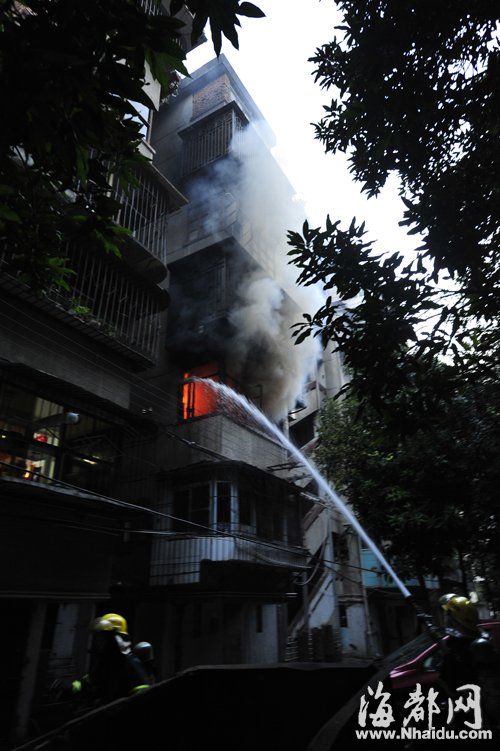 福州一民房大火 老太舍不得财物邻居把她拉出