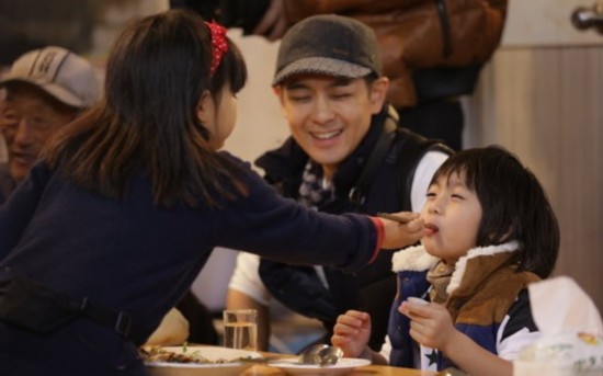 李湘之女亲手喂饭林志颖之子超有爱(组图)_博