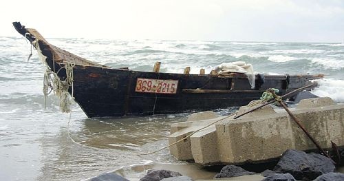 日本山形海岸惊现11.3米木船 或来自别国