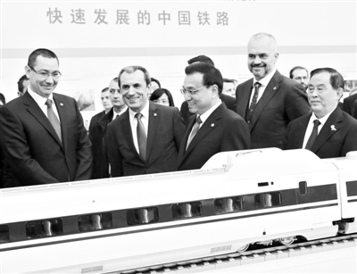 11月26日，国务院总理李克强与中东欧16国领导人在罗马尼亚议会宫共同参观中国铁路等基础设施及装备制造展。新华社记者 姚大伟 摄