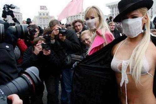 无遮挡的抗议!世界各地火辣美女裸体彩绘示威