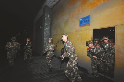 出發前武警戰士在監獄外警戒。