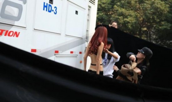 女主播温雅赤裸更衣爆乳遭拍 偷拍者露出半个