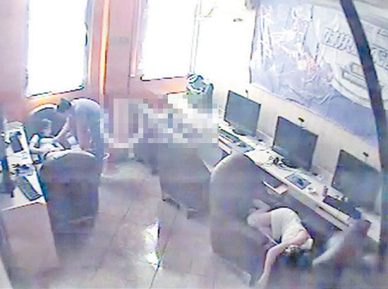 女子<em>网吧</em>睡觉遭人脱衣服+男友打流氓反被杀--