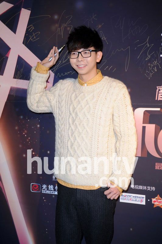 新人盛典EXO-M帅气亮相 华晨宇赛后首获人气