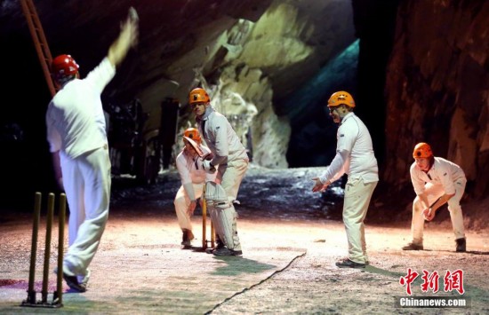 世界首届地下板球比赛在地下600米矿洞内举行