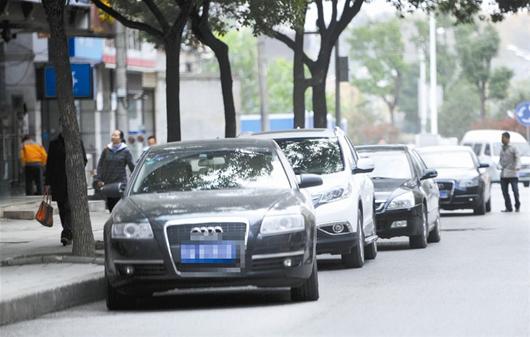 轻微违停不罚款先警告致支路违停增多 教育处