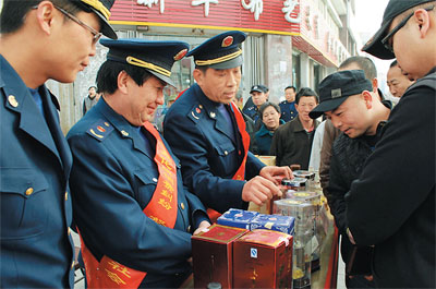 新疆拜城县工商局公务员利用双休日宣传食品