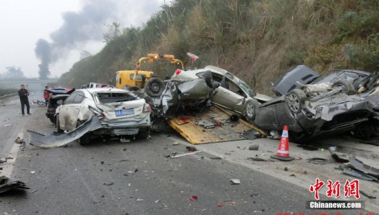 四川高速路发生一起多车追尾交通事故 致8死2