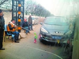 村里车主图片:北京一村口设卡子收买路钱称因村里车太多