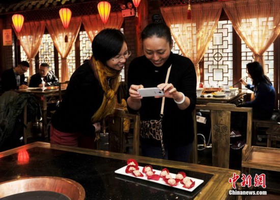 卡梅伦就餐火锅店受追捧 首相套餐定价888元