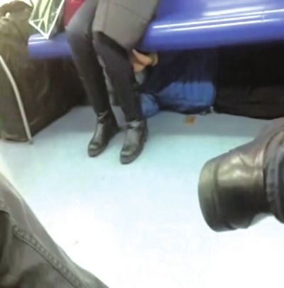 乘客男子图片:男子躲地铁座位下伸手偷摸女士腿部(图)
