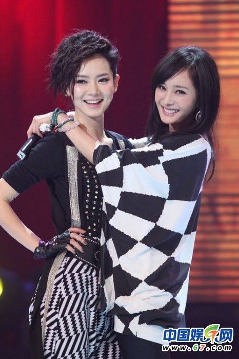 女星闺蜜私照曝光 李湘章子怡喝醉假脸姐妹团