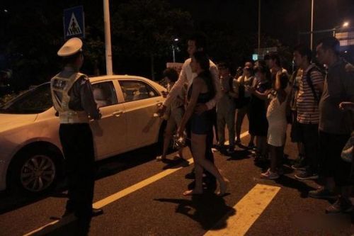 网曝94年女孩与73年干爹车震 网上炫富惹争议