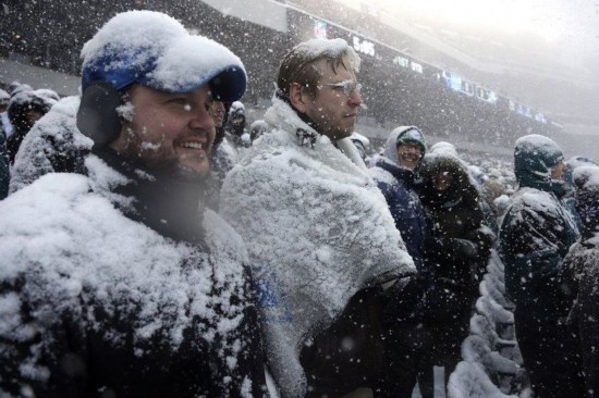 美国橄榄球赛演雪中对决 冰雪覆盖球迷冻成冰
