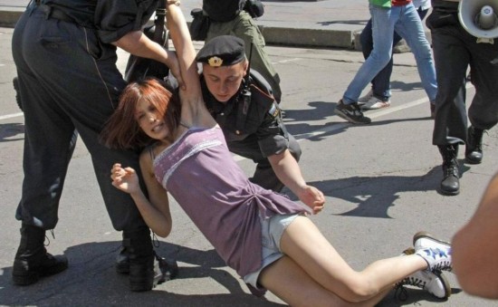 世界各地火辣的美女示威 裸体彩绘齐上阵(图)【