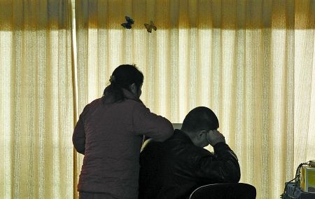 贺林华夫妇俩为儿子的境况焦虑不安。记者 吴珊 摄