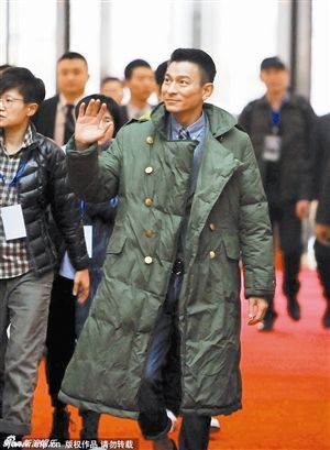 大衣哥造型爆红 刘德华军大衣捐给公益女大学
