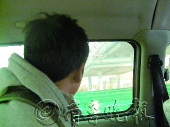 16岁少年流浪两年终回家下跪认错养父终接纳