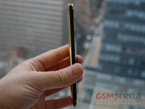 港版土豪金HTC One上市