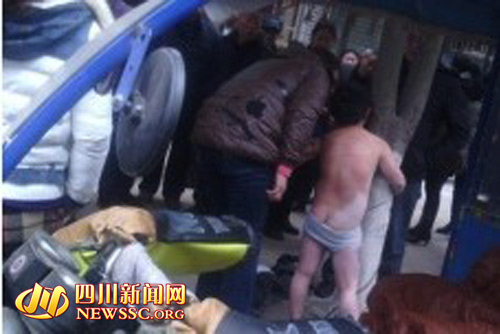 四川:小孩逃学+寒冬被父扒光衣服绑树上抽打(