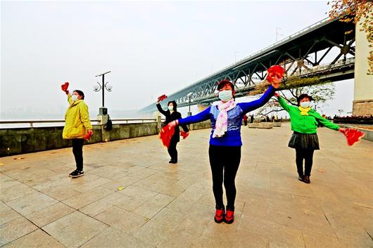 图文:武汉空气质量欠佳 专家提醒减少户外活动