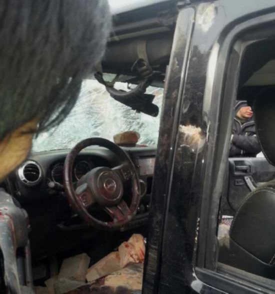 西安多人持砍刀驾豪车 当街逼停吉普追杀1死4