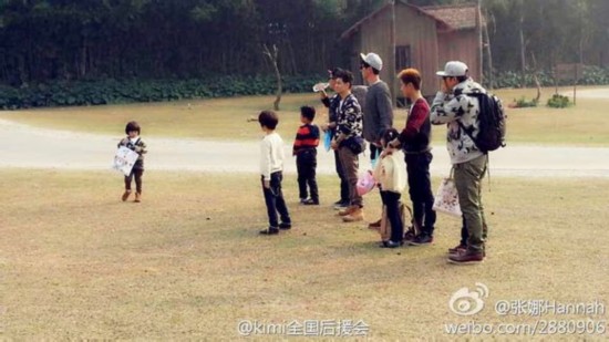 电影《爸爸去哪儿》曝花絮照 萌宝给小动物喂