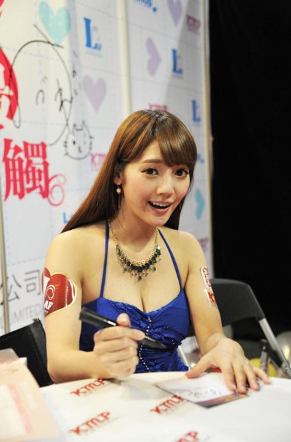 澳门成人展<em>2013</em>火辣表演 <em>AV</em>女优水菜丽现场触