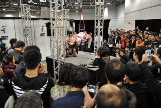 澳门成人展<em>2013</em>火辣表演 <em>AV</em>女优水菜丽现场触