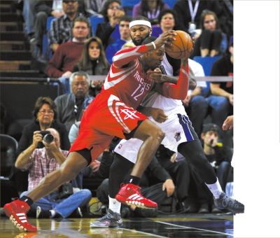 国王球迷讥讽火箭输球 霍华德与球迷对骂