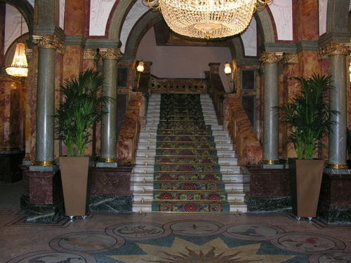 鬼手自拍吓坏英国名媛 盘点全球阴森恐怖的灵