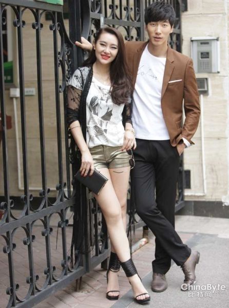 戚薇走秀滑到 男神张亮霸气横抱救美<em>火爆</em>现场