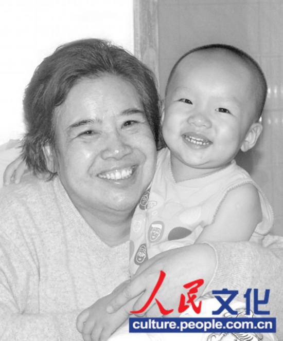 邵華和毛新宇的兒子東東在一起。