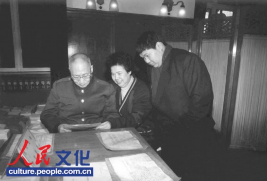 毛新宇和父親母親在中南海舊居閱讀爺爺手跡。