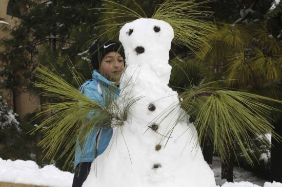 沙特迎来百年首场大雪 男子拍搞怪视频