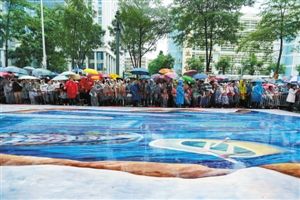 昨天,千余名观众冒雨观看一项吉尼斯世界纪录——世界上最长3D地画在盐田诞生。 深圳商报记者 贾少强 摄